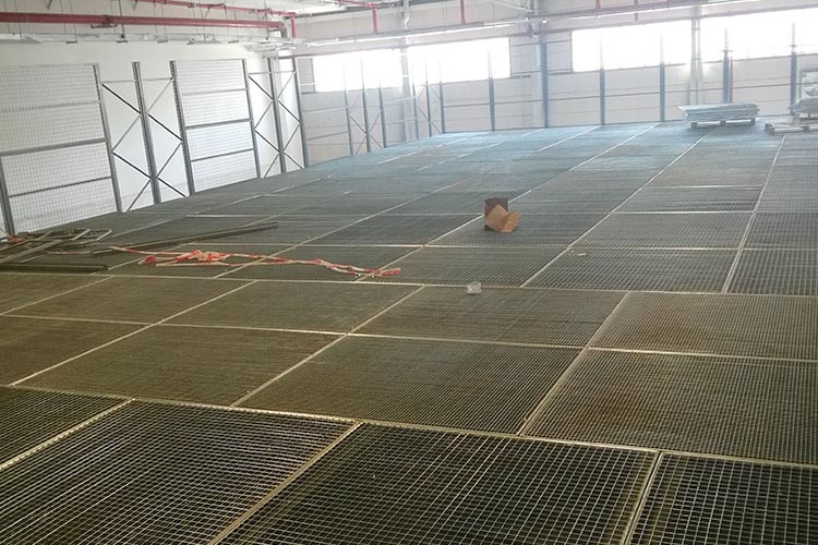 Proyek Kisi Baja dengan kunci tekan
