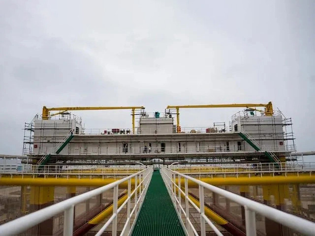Platform Pembiakan Terbesar, Hengyi No.1, Sets Sail